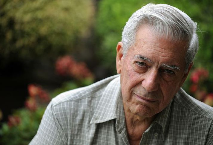 Mario Vargas Llosa Í umsögn dómnefndar Nóbelsverðlaunanna segir að Vargas Llosa hljóti verðlaunin fyrir „kortlagningu á valdakerfum og áhrifamiklar frásagnir af baráttu, byltingum og ósigrum einstaklingsins.“ Nordic Photos/ AFP
