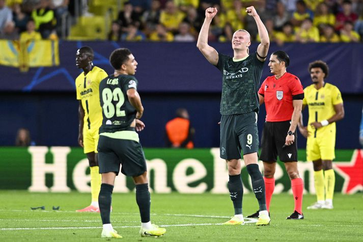 Erling Haaland fagnar marki sínu fyrir Manchester City í kvöld.