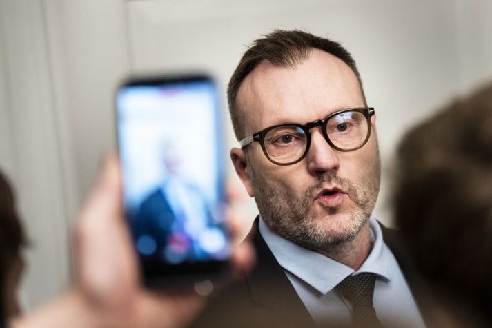 Lars Boje Mathiesen, leiðtogi Borgaraflokksins, ræddi við blaðamenn í morgun eftir að nýkjörinn þingmaður var rekinn úr flokknum um helgina. Málið var ekki síst óþægilegt fyrir Boje sem hafði gagnrýnt þingmenn annarra flokka sem fóru í leyfi vegna persónulegra hneykslismála. Brottrekni þingmaðurinn fór fyrst í leyfi en kom aftur úr því eftir að honum var sparkað úr flokknum. Hann ætlar að sitja áfram á þingi.