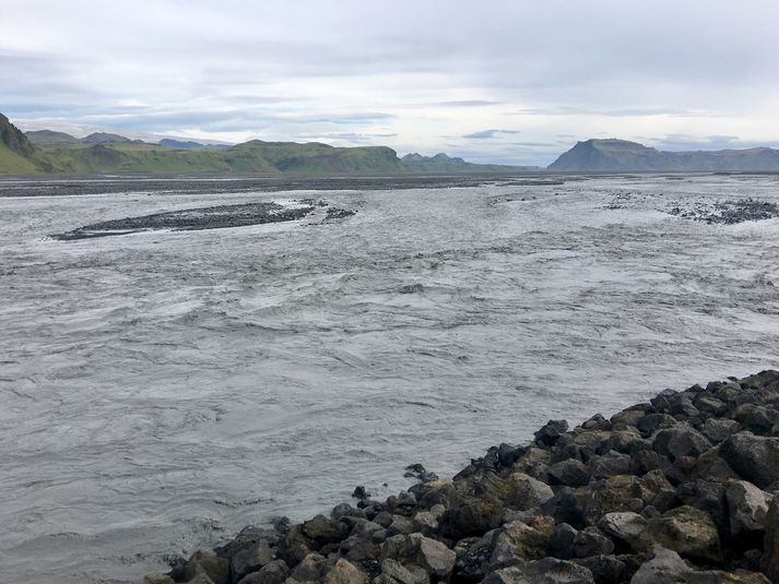 Rennsli í Múlakvísl jókst í gær og litur árinnar breyttist, en rennslið er svipað og meðalrennsli að sumri.