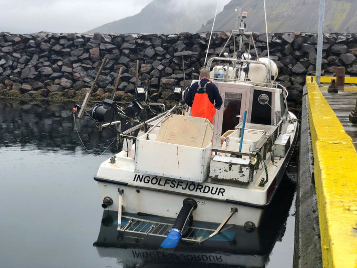 Í tilkynningu frá sjávarútvegsráðuneytinu segir að aukning aflamarks til strandveiða eigi að tryggja að veiðar geti staðið út ágústmánuð. Að öðrum kosti hefði þurft að stöðva veiðarnar um miðjan ágúst.