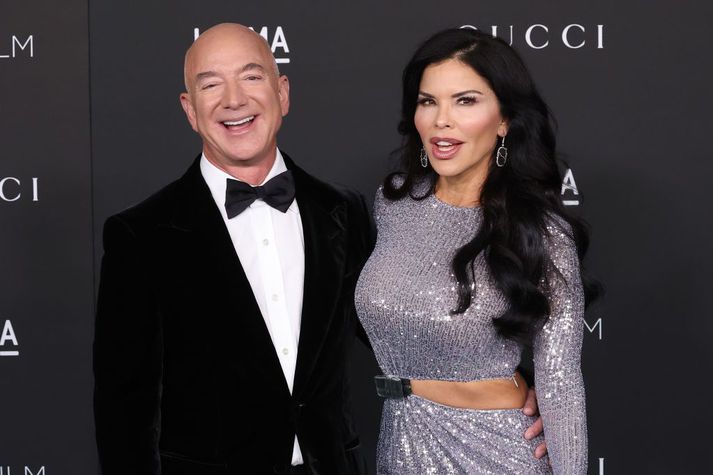 Jeff Bezos og Lauren Sanchez. Þau opinberuðu samband sitt árið 2019 en voru bæði gift áður.  Hamingja og vellíðan er útgangspunkturinn sem Bezos hvetur starfsfólkið sitt, og þá ekkert síður stjórnendur, til að vinna að fremur en jafnvægi á milli heimilis og vinnu. 