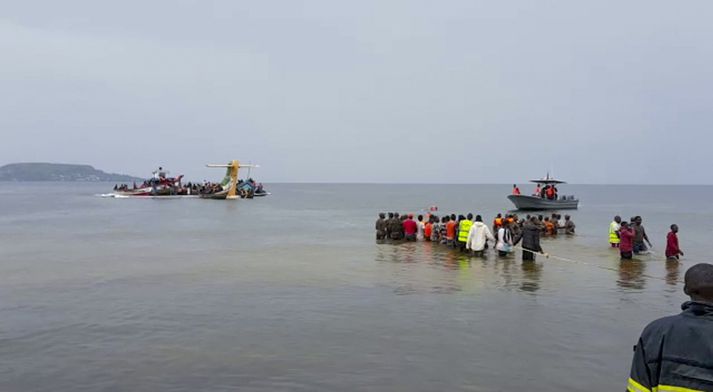 Vélin brotlenti í Viktoríuvatni, um hundrað metra frá flugvellinum.