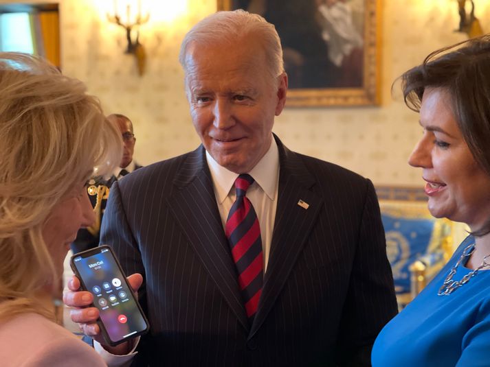 Joe Biden Bandaríkjaforseti spjallaði ásamt Jill Biden við móður Elizu eftir að Eliza hafði orð á því að hún væri hennar fyrirmynd. 