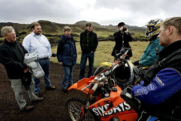 Ráðherra á vettvangi Sigríður Anna Þórðardóttir, þáverandi umhverfisráðherra, var að skoða ummerki eftir utanvegaakstur þegar hún tók þessa ökuþóra tali.