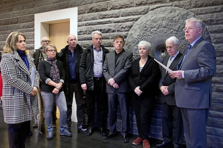 Afhentu áskorun Forsvarsmenn ýmissa samtaka afhentu forseta Aþingis, áskorun til stjórnvalda, í gær.