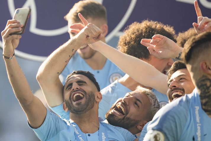 Riyad Mahrez með snjallsímann sinn á lofti í fagnaðarlátum Manchester City.