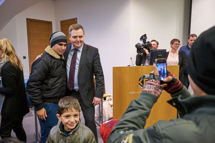 Sigmundur Davíð stillir sér upp í myndatöku en hann mætti út á Leifsstöð fyrir nokkru til að taka á móti sýrlenskum flóttamönnum. Sigmundur kemur við sögu í heimildamyndaþáttum Árna Gunnarssonar.