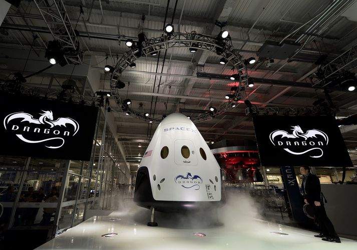 Heimildarmenn Reuters segja starfsmenn NASA hafa gert lista yfir atriði sem þeir hafa áhyggjur af og á listunum eru 30 til 35 atriði sem nauðsynlegt sé fyrir Boeing og SpaceX að taka á, áður en hægt verður að senda geimfara með förum fyrirtækjanna.