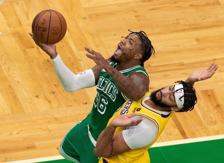 Marcus Smart á leið að körfunni í nótt