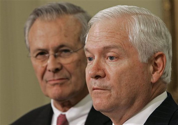 Donald Rumsfeld, t.v. og arftaki hans í forgrunni, Robert Gates.