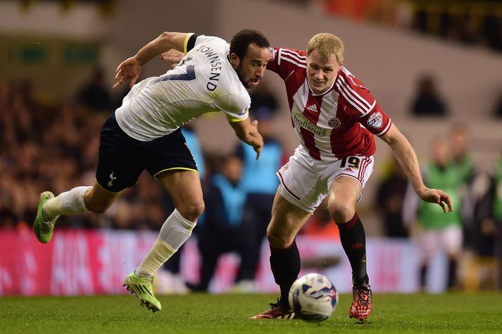 Andros Townsend skoraði úr vítinu sem James McEveley fékk dæmt á sig.