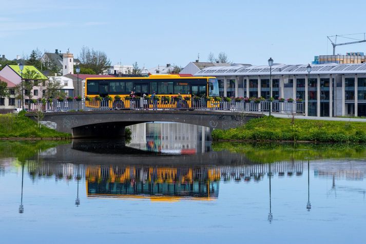 Spáð er heldur meiri úrkomu vestantil á morgun og mun þá þykkna upp fyrir austan.