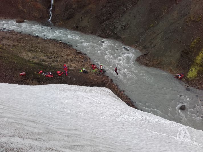 Maðurinn rann niður snjóhengjuna. Nauðsynlegt er að grafa holur í gegnum ísinn svo hægt sé að leita undir honum.