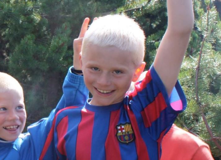 Ungur Viktor Gísli Hallgrímsson í treyju Barcelona.