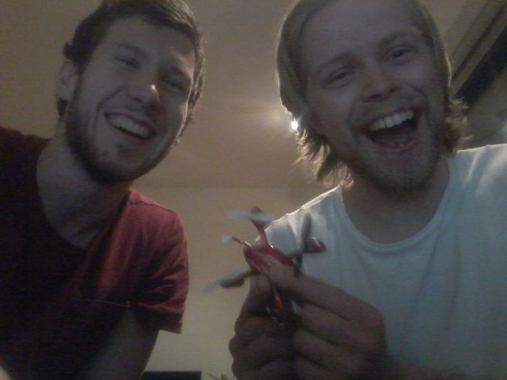 Mennirnir sem fundu drónann gátu ekki stillt sig um að taka mynd af sér með fundinum. Jafet er hægra megin á myndinni.