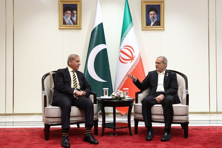 Shehbaz Sharif, forsætisráðherra Pakistan, og Masoud Pezeshkian, forseti Íran. Pakistanar og Íranir hafa átt í góðu sambandi en Pakistan gerði nýverið varnarsamkomulag við Sádi-Arabíu og Tyrkland.