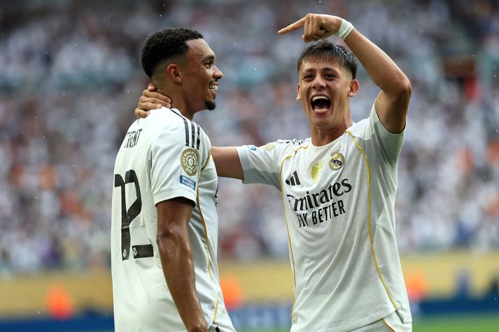 Gonzalo García fagnar sigurmarki sínu fyrir Real Madrid með því að benda á Trent Alexander-Arnold sem átti stoðsendinguna. 