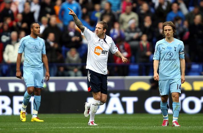 Grétar Rafn fagnar marki sínu gegn Tottenham á milli þeirra Younes Kaboul og Luka Modric.