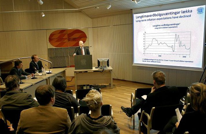 þróun mála skýrð Þórarinn G Pétursson, aðalhagfræðingur Seðlabankans, skýrir væntingar um langtímaverðbólgu á vaxtaákvörðunarfundi bankans. Fréttablaðið/GVA