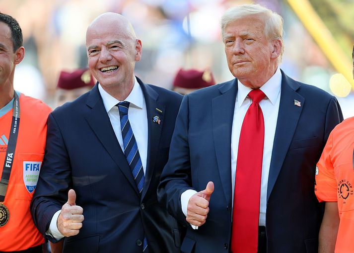 Donald Trump með Gianni Infantino sem er forseti FIFA, alþjóða knattspyrnusambandsins. Það er UEFA, knattspyrnusamband Evrópu, sem nú íhugar að setja Ísrael í algjört bann.