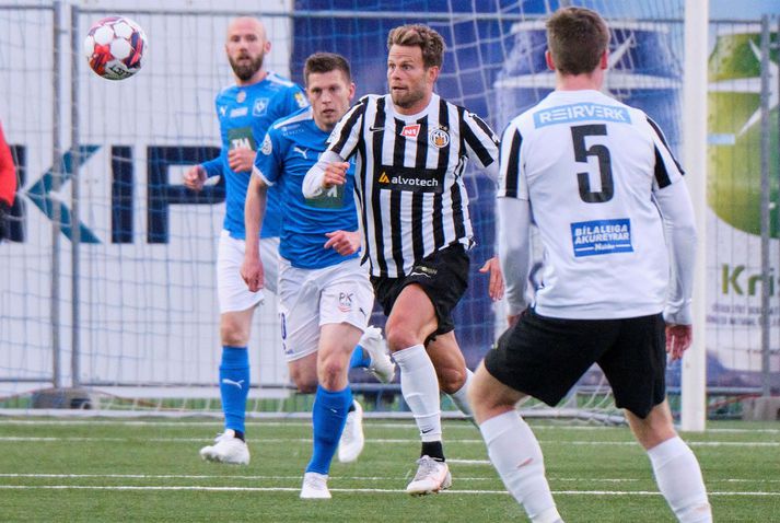 KR-ingurinn Olav Öby og Stjörnumaðurinn Hilmar Árni Halldórsson elta boltann í síðasta leik liðanna.
