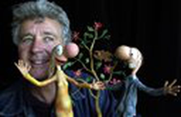 Michael Leunig með tvær af fígúrum sínum
