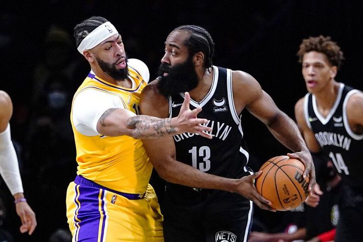 Anthony Davis til varnar gegn James Harden í sigri Lakers gegn Nets í nótt.