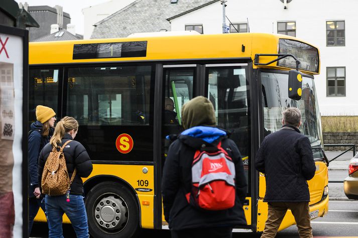 Strætó segir langflestar ferðir rafmagnsvagna lausar við olíulyktina og farþega almennt ánægða með vagnana. 