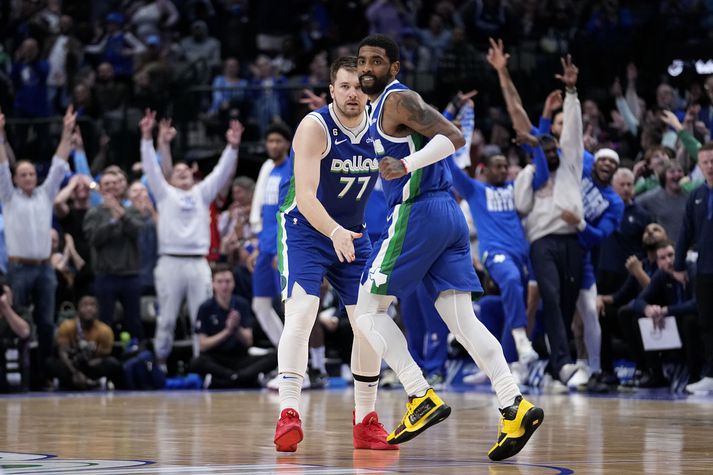 Kyrie Irving and Luka Doncic spila nú saman Dallas Mavericks en það byrjar ekki alltof vel.