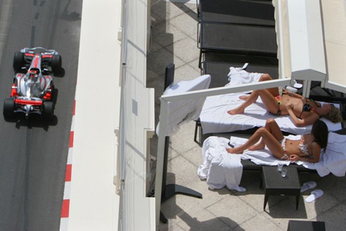 Á myndinni sést Fernando Alonso keyra æfingahring í Monaco.