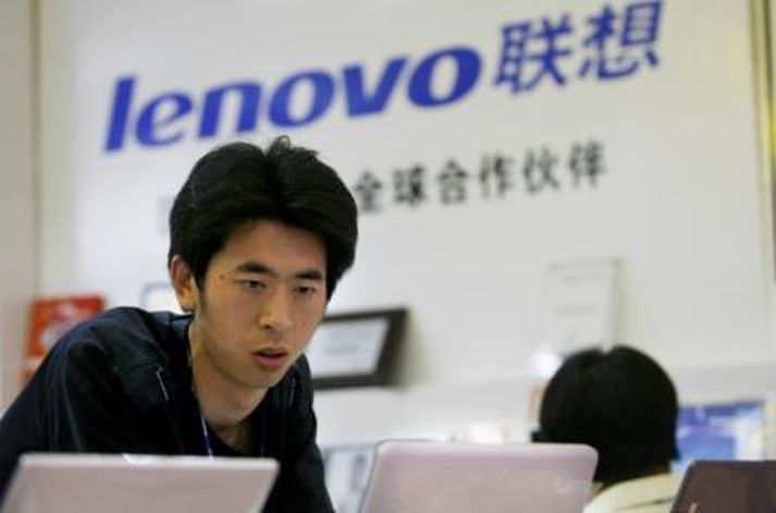 Maður skoðar fartölvu í einni af verslunum Lenovo í Peking í Kína.