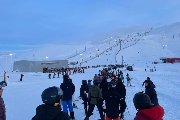 Mikill fjöldi fólks gerði sér ferð í Bláfjöll í dag. Langar raðir mynduðust í kjölfarið.