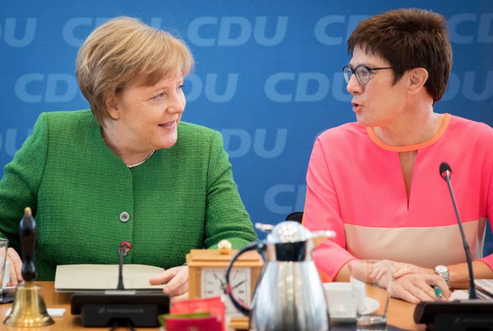 Angela Merkel og Annegret Kramp-Karrenbauer á góðri stund. Sú síðarnefnda hefur oft verið nefnd sem mögulegur arftaki Angelu Merkel.