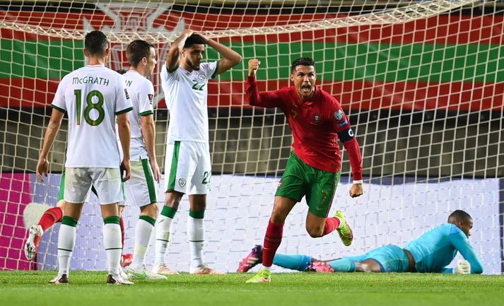 Ronaldo fagnar markinu sem gerði hann að markahæsta landsliðsmanni sögunnar.