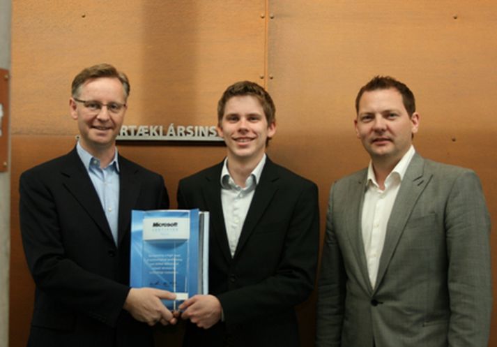 Aðalsteinn Rúnarsson, fyrir miðri mynd, með prófskírteinið.