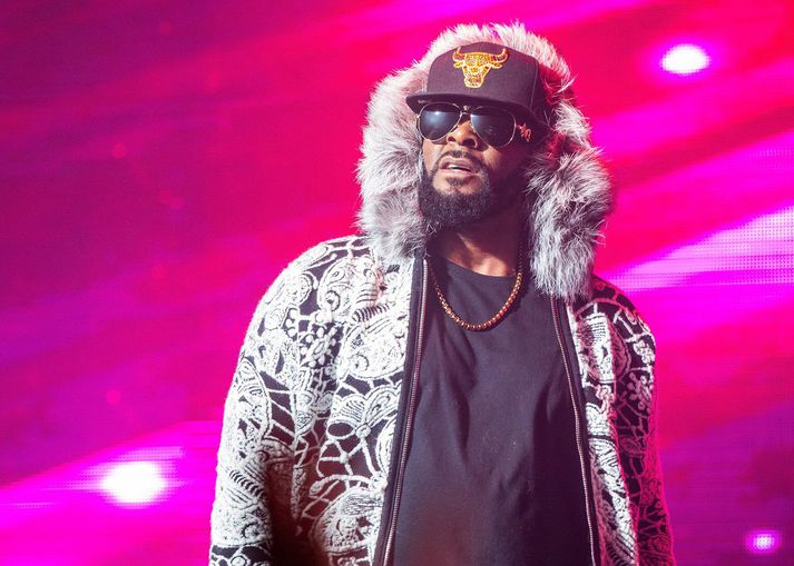 Síðast var R Kelly kærður fyrir kynferðisofbeldi í maí en hann var m.a. sakaður um að hafa vitandi smitað konu af Herpes-veirunni.