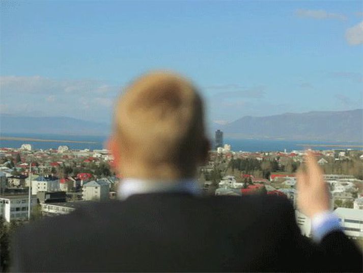 „Út með Bjarna Ben og inn með Einar Ben,“ er meðal þess sem Jón Gnarr þrumar yfir Reykvíkingum.
