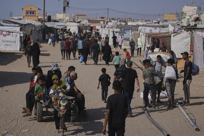 Fyrir utan hina látnu er áætlað að um tvær milljónir Palestínumanna á Gasa séu á flótta eða á vergangi, meðal annars þetta fólk sem í dag var myndað í Rafah.