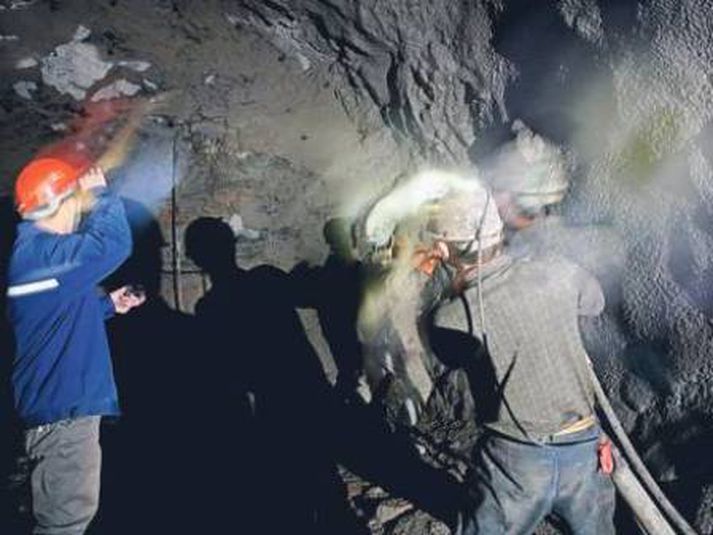 Námuverkamenn á vettvangi.