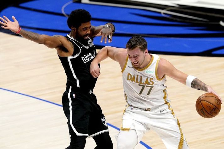 Luka Doncic fer framhjá Kyrie Irving í sigri Dallas Mavericks á Brooklyn Nets í nótt.