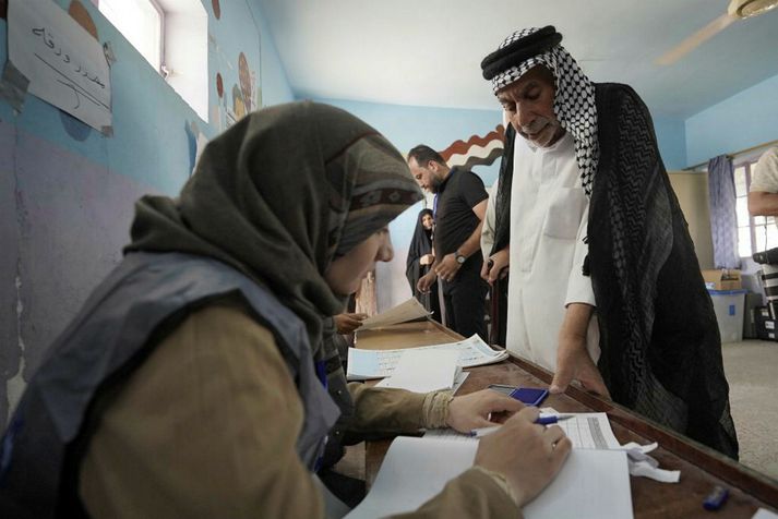NAJAF, IRAQ - OCTOBER 10: Iraqis arrive to cast their vote at a polling station during the Iraqi early general elections in Najaf, Iraq on October 10, 2021. (Photo by Karar Essa/Anadolu Agency via Getty Images)