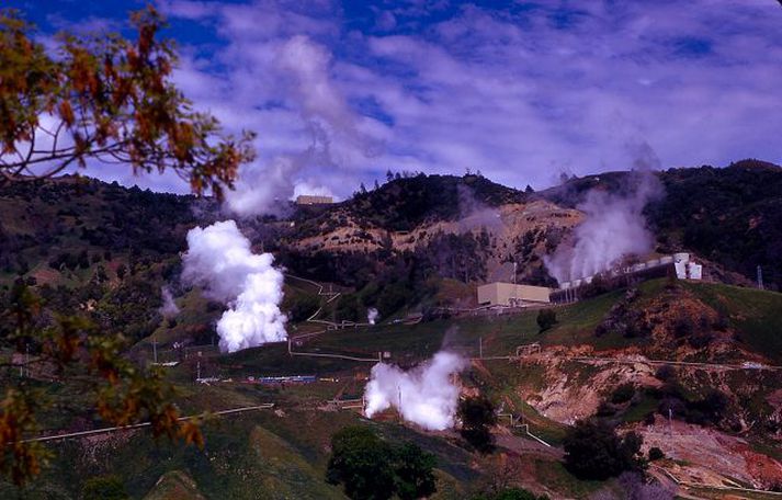 Í Sonoma-sýslu í norðanverðri Kaliforníu í Bandaríkjunum er að finna á einum stað flestar jarðhitavirkjanir í heimi, en þær eru 21 talsins. Geysir Green Energy hefur fjárfest í kanadísku fyrirtæki sem ætlar að koma upp virkjun á svæðinu.