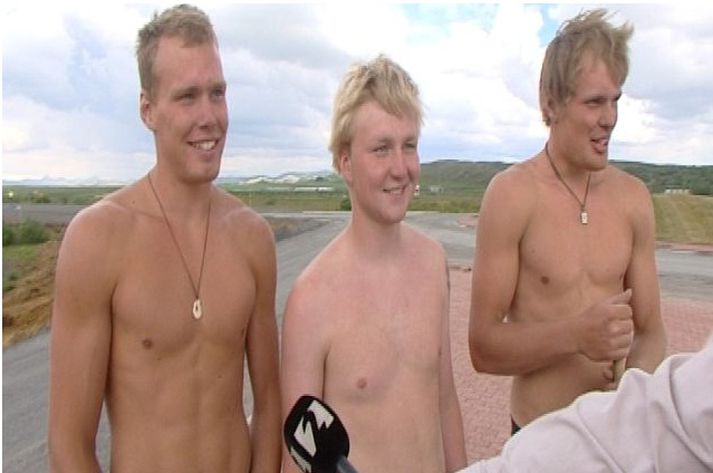 Þeir eru hressir drengirnir við hellulögnina.