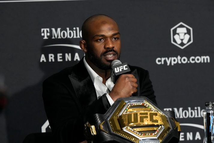 Jon Jones er sakaður um að hóta starfskonu lyfjaeftirlitsins lífláti.