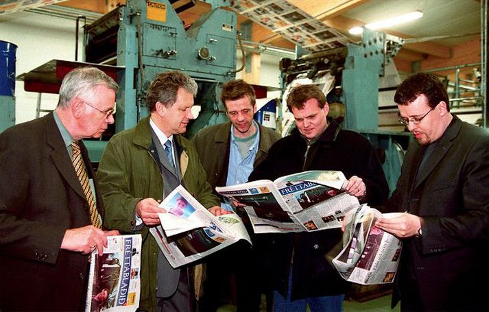 Fyrsta Fréttablaðið skoðað í Ísafoldarprentsmiðju. Á myndinni má sjá Svein Eyjólfsson, Einar Karl Haraldsson, Gunnar Smára Egilsson, Pétur Gunnarsson og Eyjólf Sveinsson skoða fyrstu eintök Fréttablaðsins aðfararnótt 23. apríl 2001.