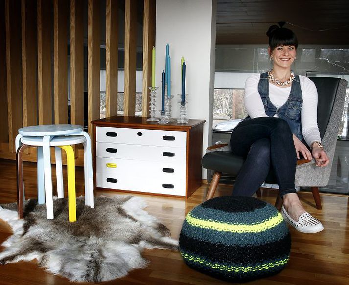 Elva Björk Ragnarsdóttir hjúkrunarfræðingur á bráðamóttöku Landspítalans setti í loftið bloggsíðu til að halda utan um hugmyndir sína fyrir heimilið. Elva framkvæmir eina hugmynd á viku og setur inn lýsingar og myndir af verkefninu. Elva málaði skúffurnar á kommóðunni, spreyjaði kollana og prjónaði pulluna á gólfinu.