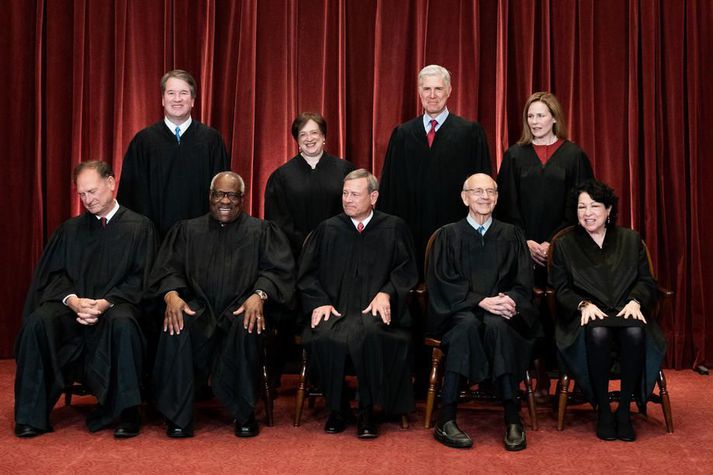 Dómararnir níu við Hæstarétt Bandaríkjanna. Frá vinstri í efri röð: Brett Kavanaugh, Elena Kagan, Neil Gorsuch og Amy Coney Barrett. Frá vinstri í neðri röð: Samuel Alito, Clarence Thomas, John Roberts, Stephen Breyer og Sonia Sotomayor.