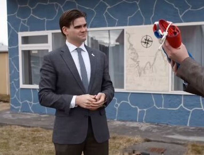 Anton Sveinn McKee, formaður Ungra miðflokksmanna, tekur við íslenska fánanum við fyrsta landsþing hreyfingarinnar um miðjan apríl. Stjórnmálaályktun þingsins hefur enn ekki verið birt, tæpum tveimur mánuðum síðar.