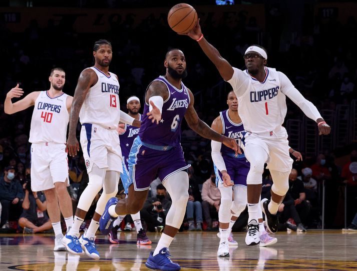 LeBron og félagar í Lakers voru alltaf skrefi eftir á gegn Clippers.